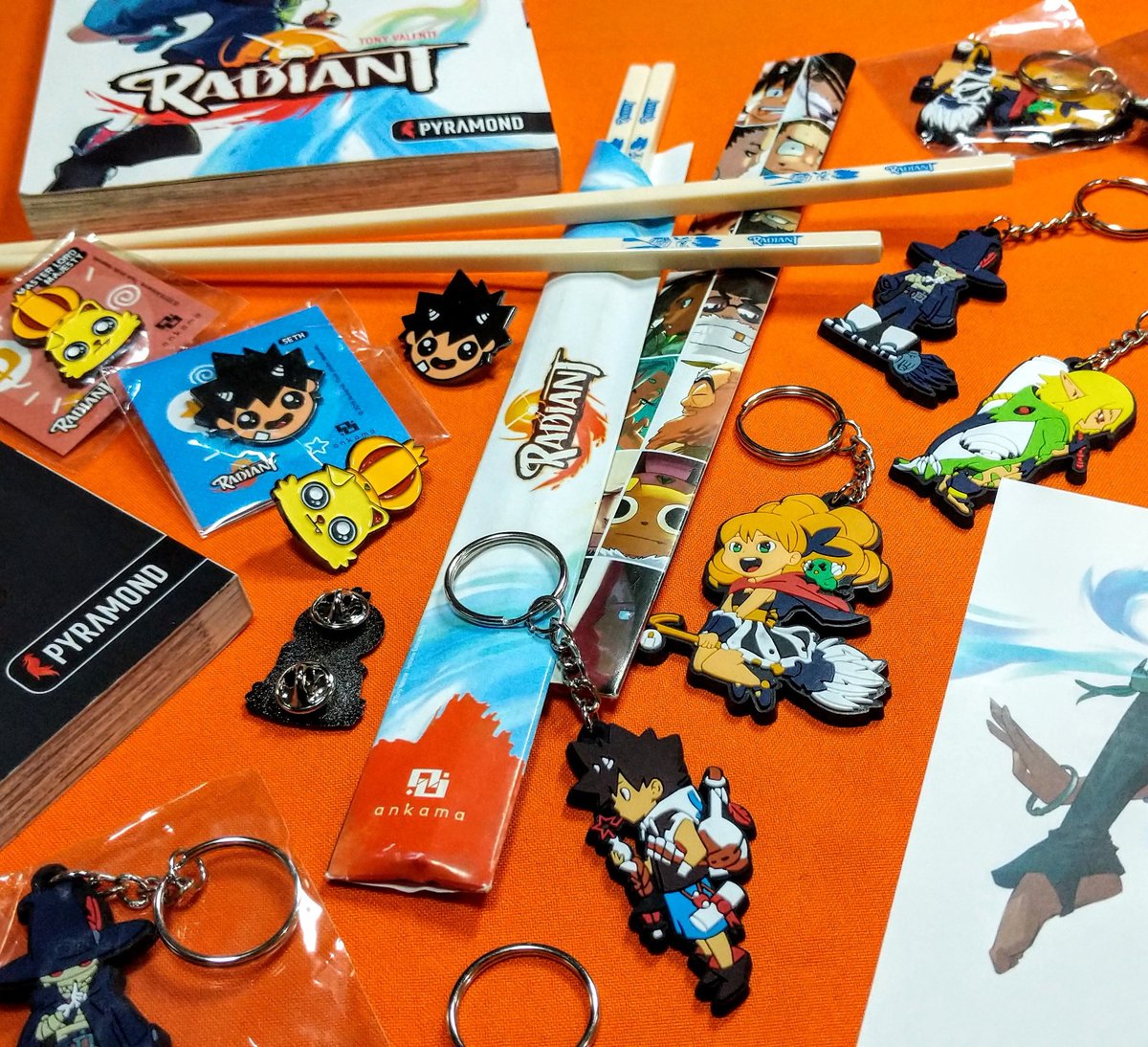 PYRAMONDde's tweet image. Einige konnten auf Cons bereits das Radiant Merchandise entdecken. Wir haben erst einmal ein kleineres Kontingent besorgt, das ihr nun auch in unserem Shop findet. Wie gefällt es euch? Was würdet ihr euch noch an Merch wünschen?
pyramond.de/katalog/radiant
Infos zu Radiant 7 folgen.