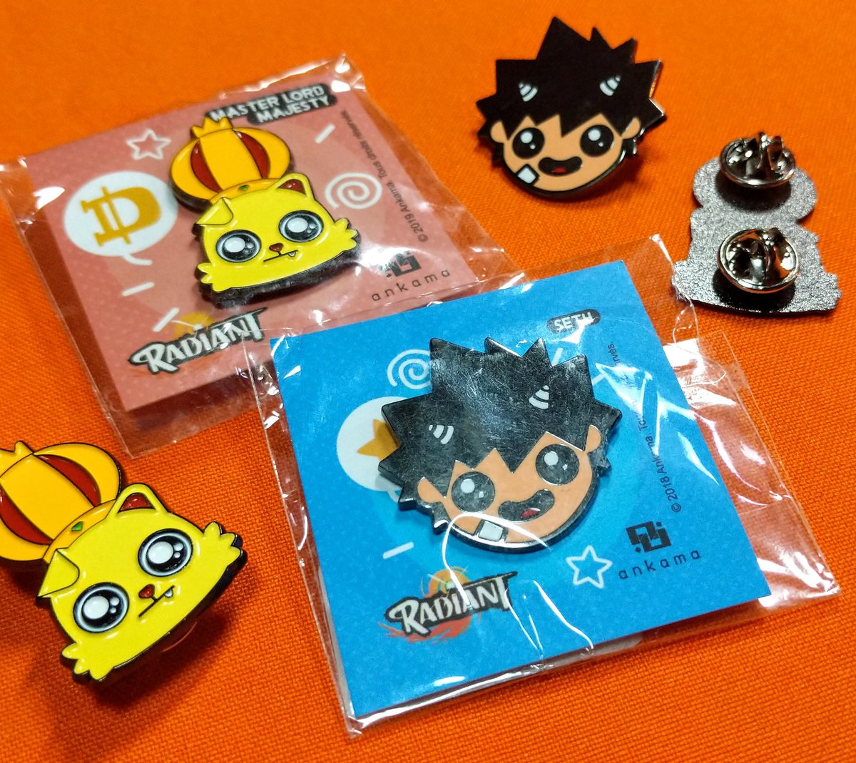 PYRAMONDde's tweet image. Einige konnten auf Cons bereits das Radiant Merchandise entdecken. Wir haben erst einmal ein kleineres Kontingent besorgt, das ihr nun auch in unserem Shop findet. Wie gefällt es euch? Was würdet ihr euch noch an Merch wünschen?
pyramond.de/katalog/radiant
Infos zu Radiant 7 folgen.