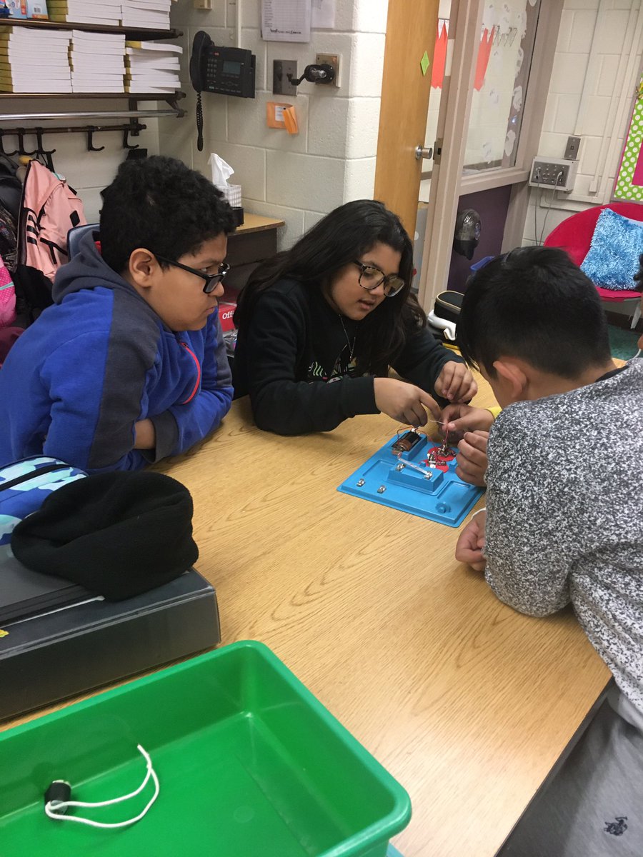 mrstomchikvb's tweet photo. We are creating series and parallel circuits!
#RelentlessGators     @davidbfrench  @GlenwoodES @jehaws @ColombaraGrace https://t.co/4NByBZq304