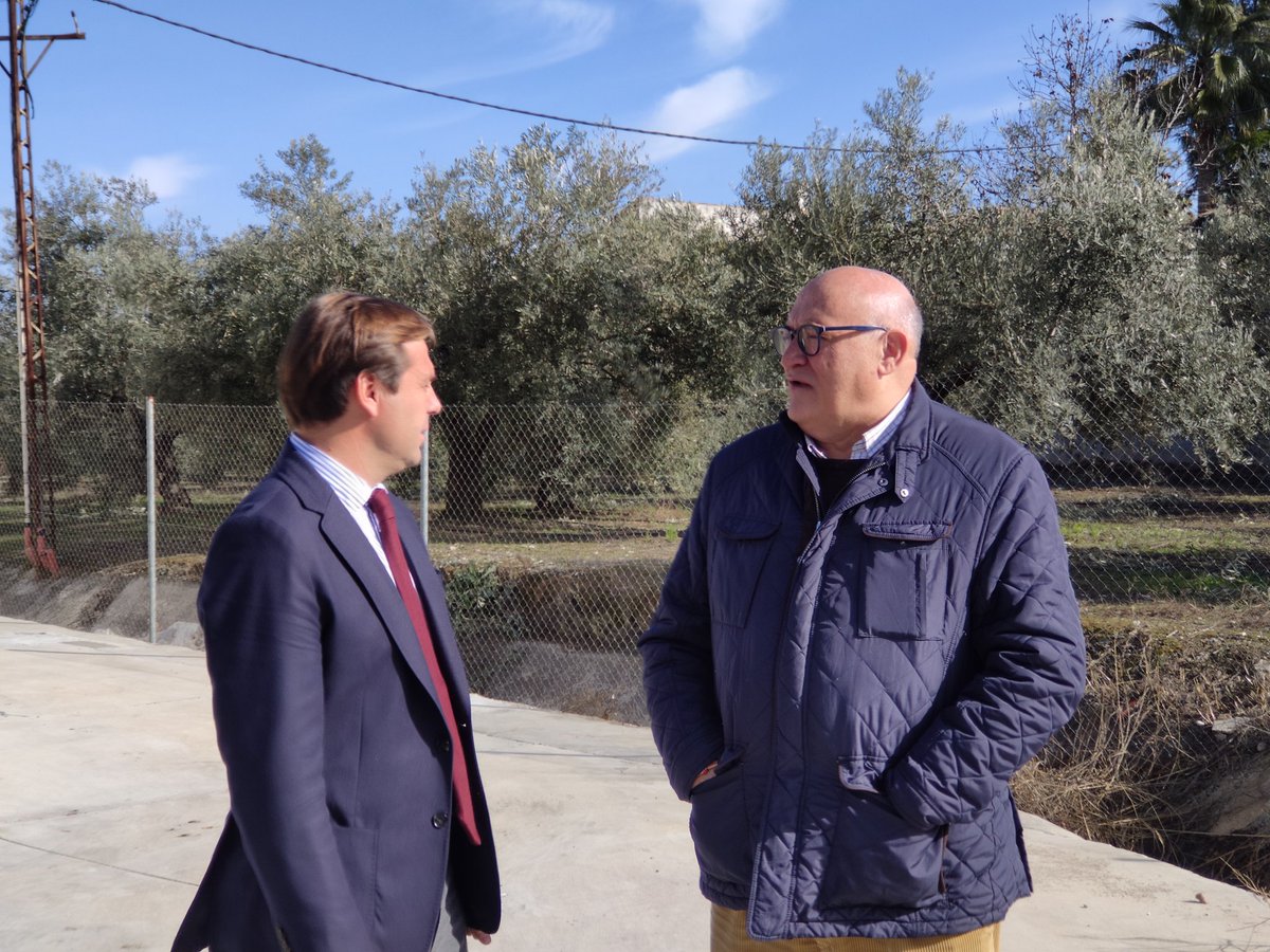 AytoLaRambla's tweet photo. Hoy nos ha visitado a nuestro pueblo @arepullomilla, Delegado de @JuntaCordoba. 

El Alcalde @JorgeJimenezAg y miembros de la corporación han mantenido un encuentro con el Delgado y han visitado @LucasRojasES y la Asoc. Ntra Señora de la Esperanza https://t.co/9n0xVtLiAI