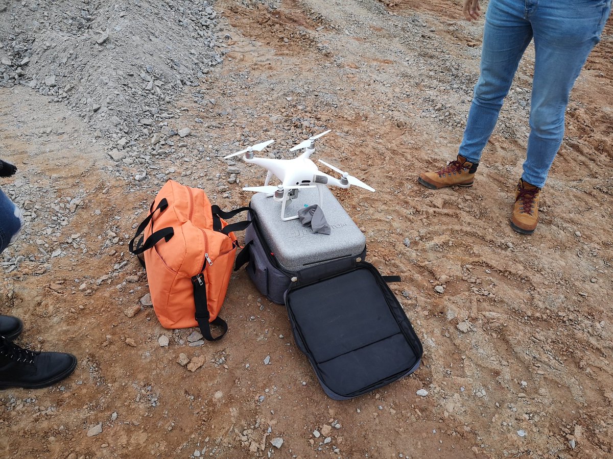 elia_quiros's tweet photo. Con los estudiantes de fotogrametría y cartografía aplicadas del grado de ingeniería civil de la @EPCC_Unex en la obra de ampliación del parque del príncipe aprendiendo fotogrametría con drones. https://t.co/I89afif9v8