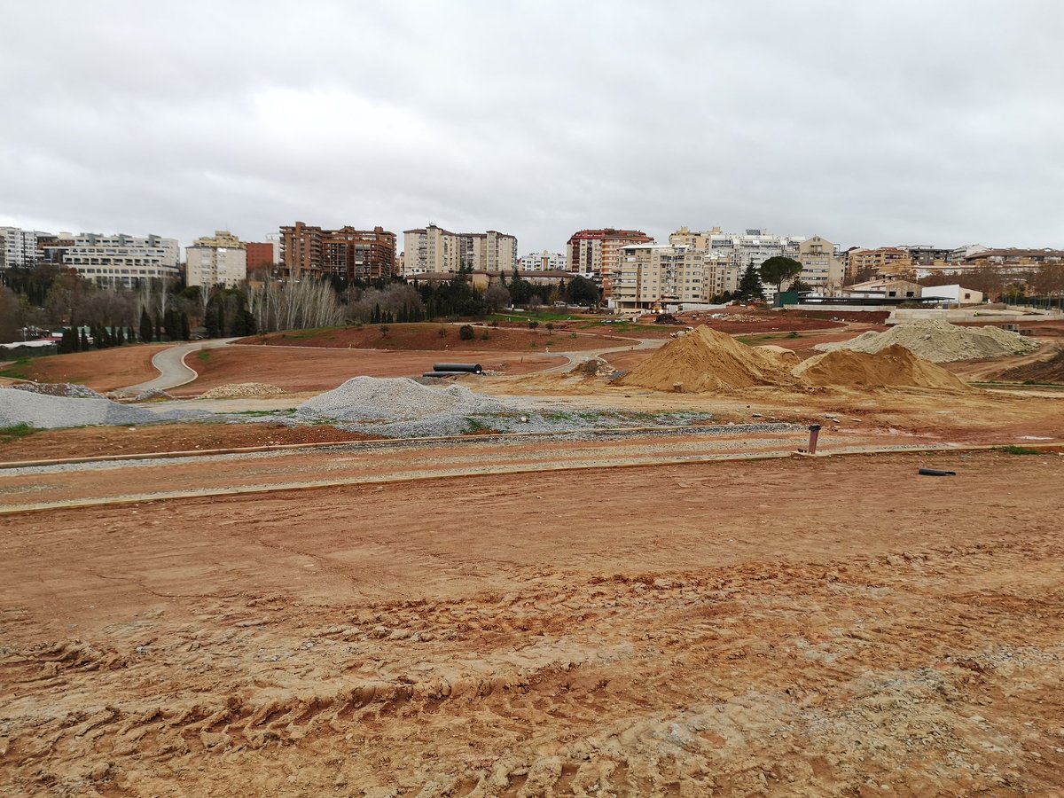 Con los estudiantes de fotogrametría y cartografía aplicadas del grado de ingeniería civil de la <a href="/EPCC_Unex/">Escuela Politécnica CC</a> en la obra de ampliación del parque del príncipe aprendiendo fotogrametría con drones.