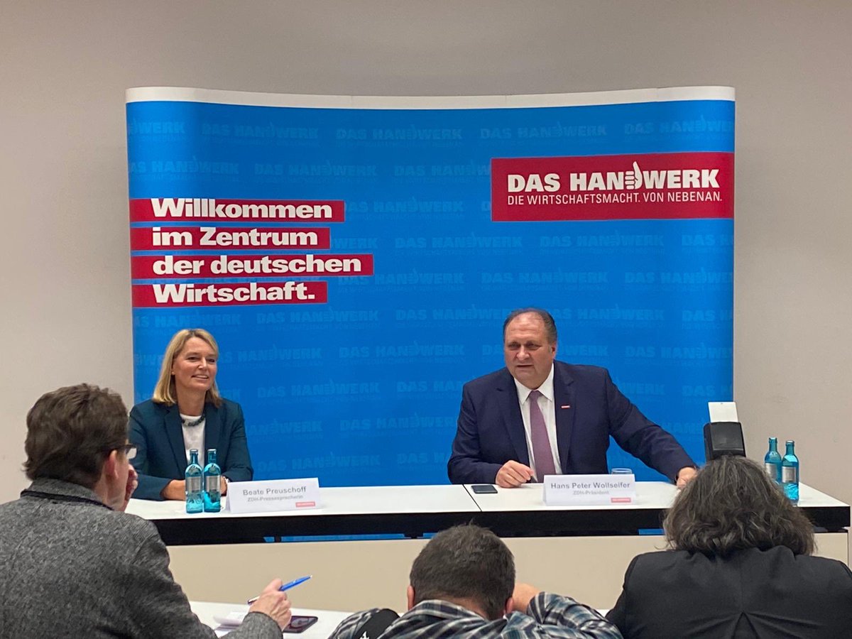 ZDH_news's tweet photo. ...#ZDH-Präsident Hans Peter #Wollseifer im Pressegespräch zu den kommenden Themen für das #Handwerk. #DHT2019 @DHZ_Handwerk @FFHde @wknachrichten @handwerksblatt https://t.co/BFrSw7m6u4