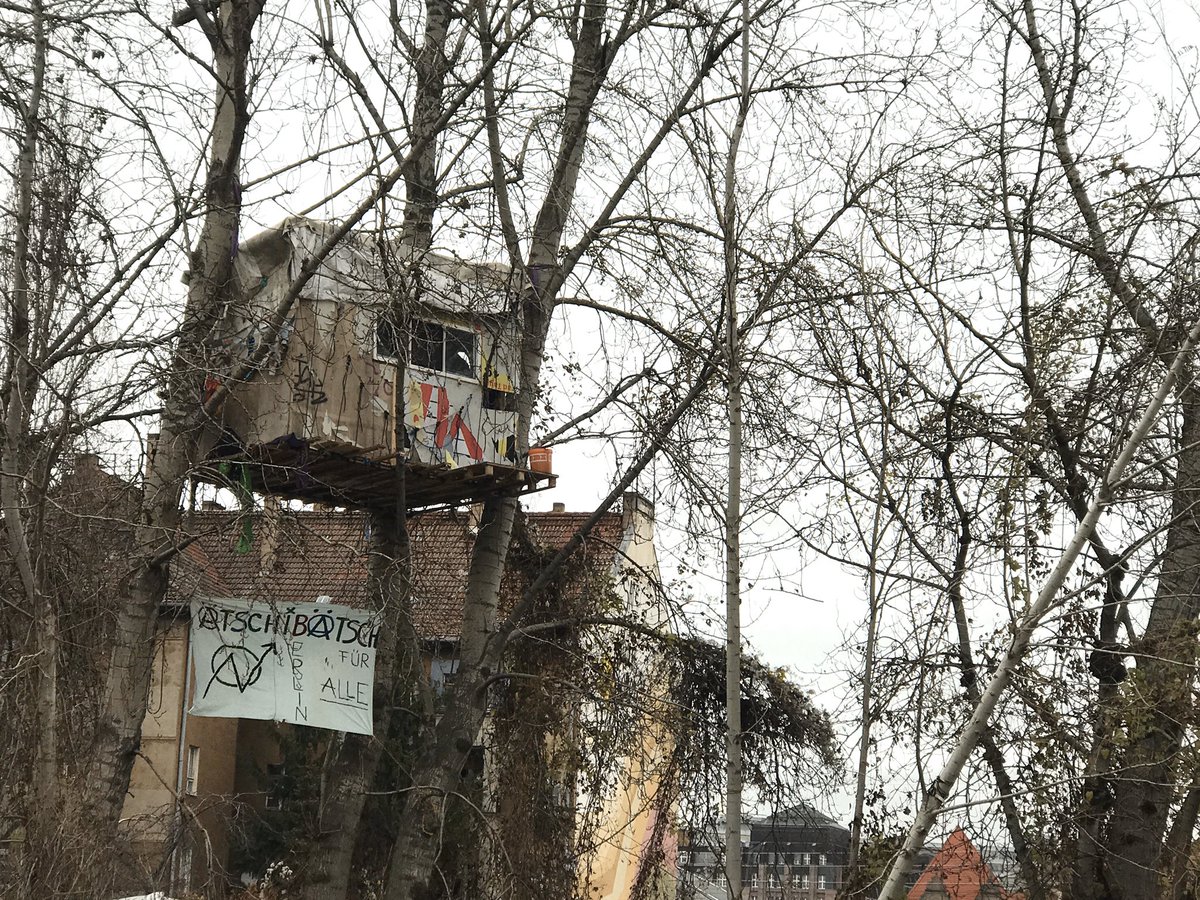 freundeskreisv's tweet photo. #Baumhaus @tschibtsch2 und 
#Bauwagenplatz #Widerstrand
Berlin, Paul-und-Paula-Ufer, Rummelsburger Bucht, 11.12.19
#besetzen #BuchtFuerAlle
@AnarcheB @besetzenberlin @Klagesspiegel @BuchtFuerAlle @0Diesela https://t.co/9O78zLqVu4