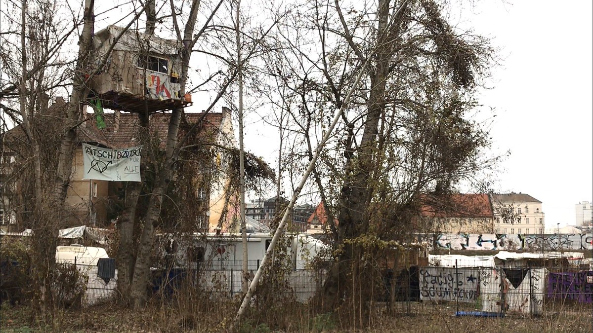 freundeskreisv's tweet photo. #Baumhaus @tschibtsch2 und 
#Bauwagenplatz #Widerstrand
Berlin, Paul-und-Paula-Ufer, Rummelsburger Bucht, 11.12.19
#besetzen #BuchtFuerAlle
@AnarcheB @besetzenberlin @Klagesspiegel @BuchtFuerAlle @0Diesela https://t.co/9O78zLqVu4