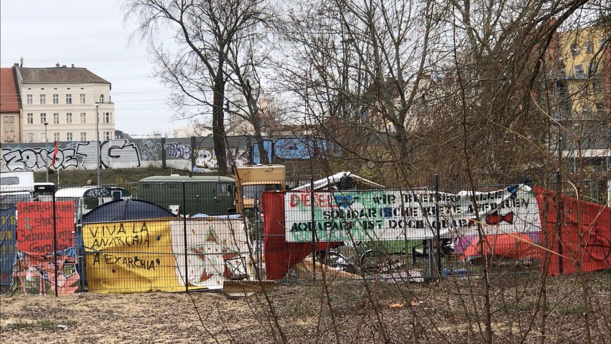 freundeskreisv's tweet photo. #Baumhaus @tschibtsch2 und 
#Bauwagenplatz #Widerstrand
Berlin, Paul-und-Paula-Ufer, Rummelsburger Bucht, 11.12.19
#besetzen #BuchtFuerAlle
@AnarcheB @besetzenberlin @Klagesspiegel @BuchtFuerAlle @0Diesela https://t.co/9O78zLqVu4
