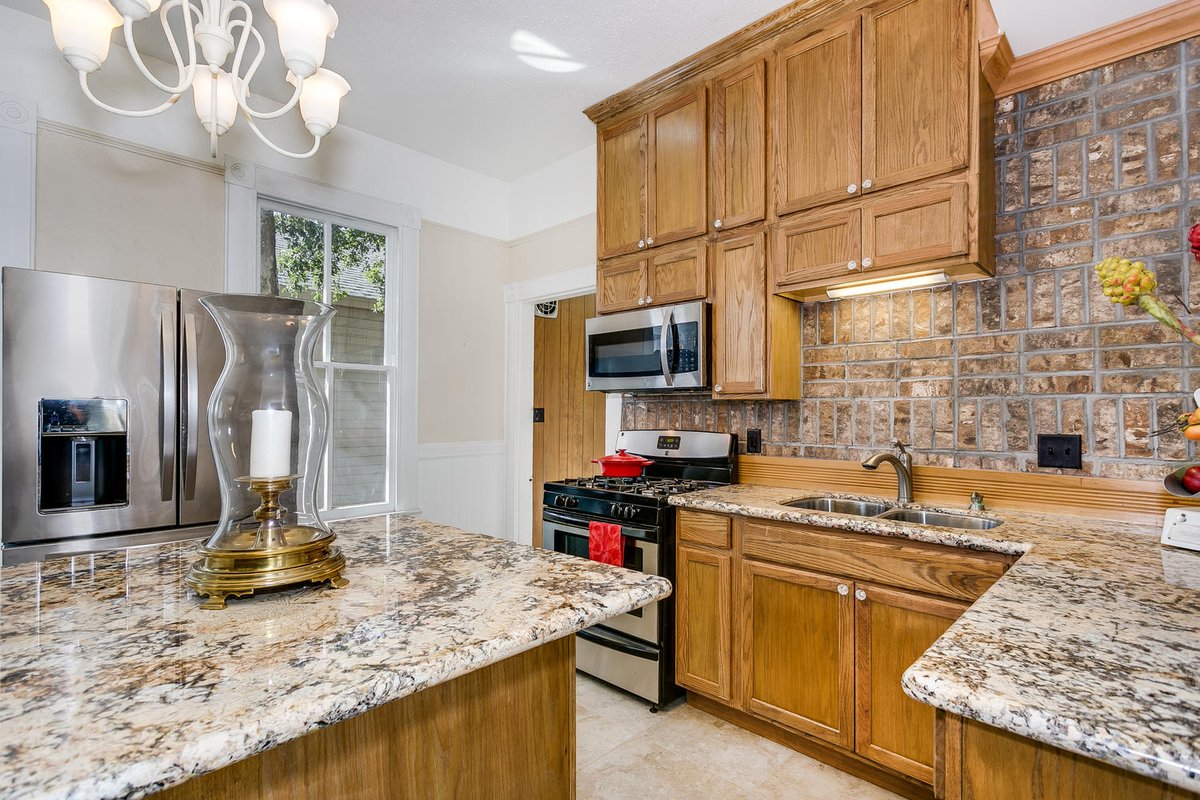 AndraMorganTeam's tweet photo. Make an appointment to see this stunning historic home on Government Street. It's perfect for a small business owner who loves the comforts of home, but need a viable working space. At 1870 Sqft you couldn't get a better deal. For more information call (850)934-1140. https://t.co/niWWWRUJEg