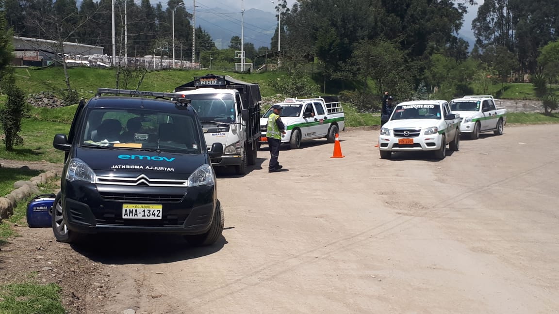emov_ep's tweet photo. Ejecutamos operativos de RTV en las unidades de Transporte Mixto en diferentes puntos de la ciudad. #TransporteCuenca
@MunicipioCuenca @pedropalaciosu https://t.co/53sSRCv2Mi