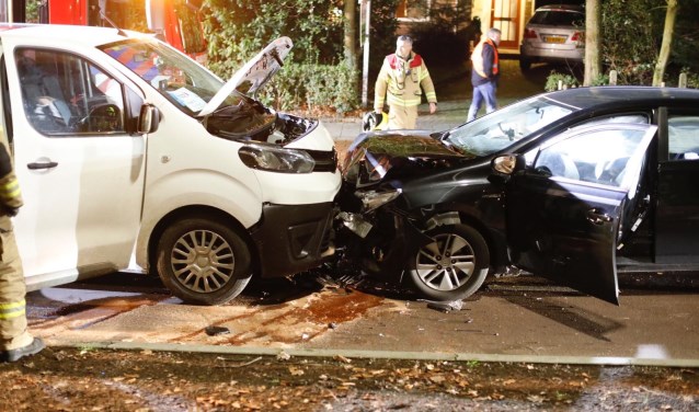 Eikenlaan dicht na aanrijding [EDE] Op de Eikenlaan in Ede is donderdagmiddag een ongeval gebeurd.