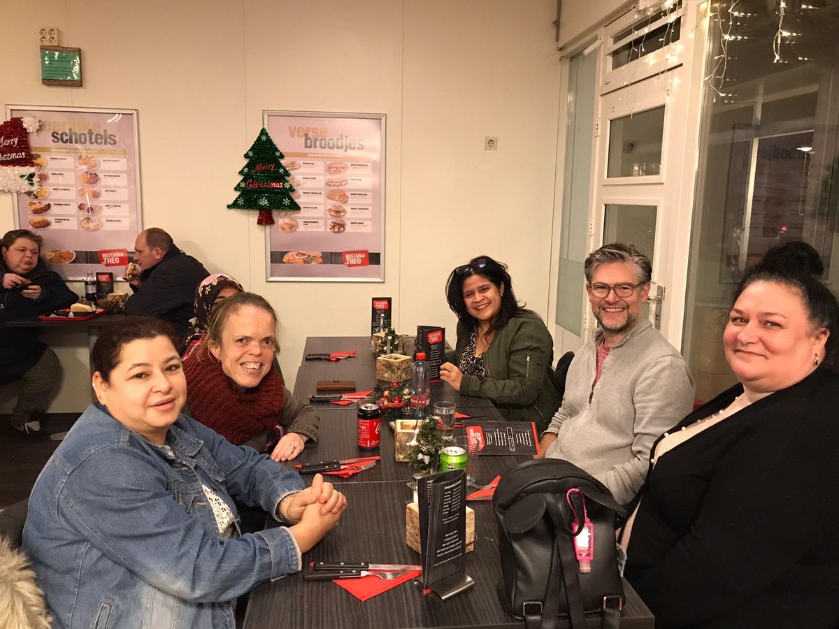 Leuk! Met oa <a href="/marianne_dw/">Marianne de Winter ♿💪</a> van #BurenHelpenBuren team een hapje eten! En <a href="/GeesjeDOCK/">Geesje Kramer</a> betrapt bij #restariatheo