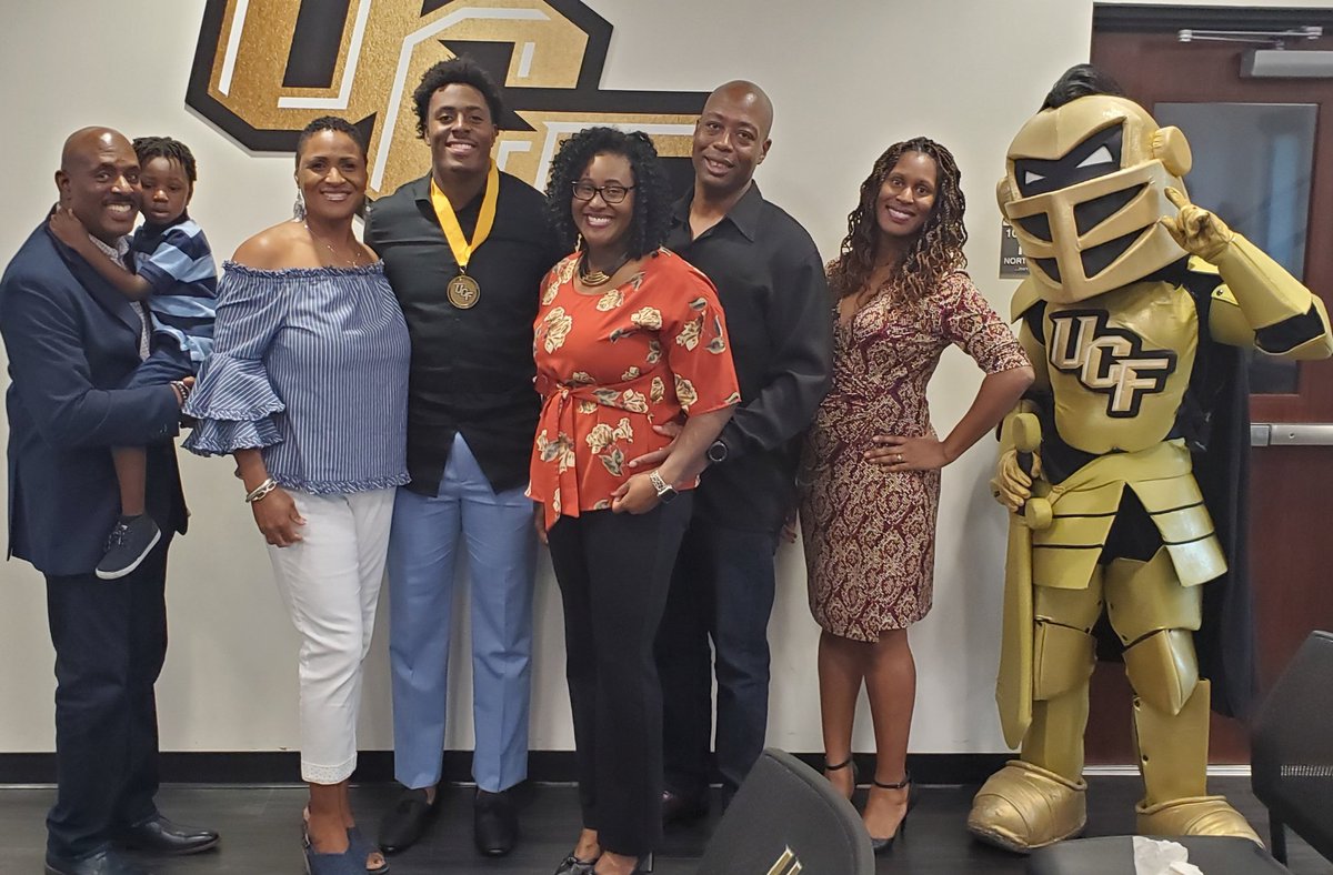harrietroberson's tweet photo. Graduation Celebration for the UCF Student Athletes. The Robersons Really enjoyed hanging out with Knightro! #TeamRoberson @UCF_Football @AntRoberson1 @TiffaniHRVP @UCFKnights @UCF_Knightro https://t.co/L3JF34RlEI