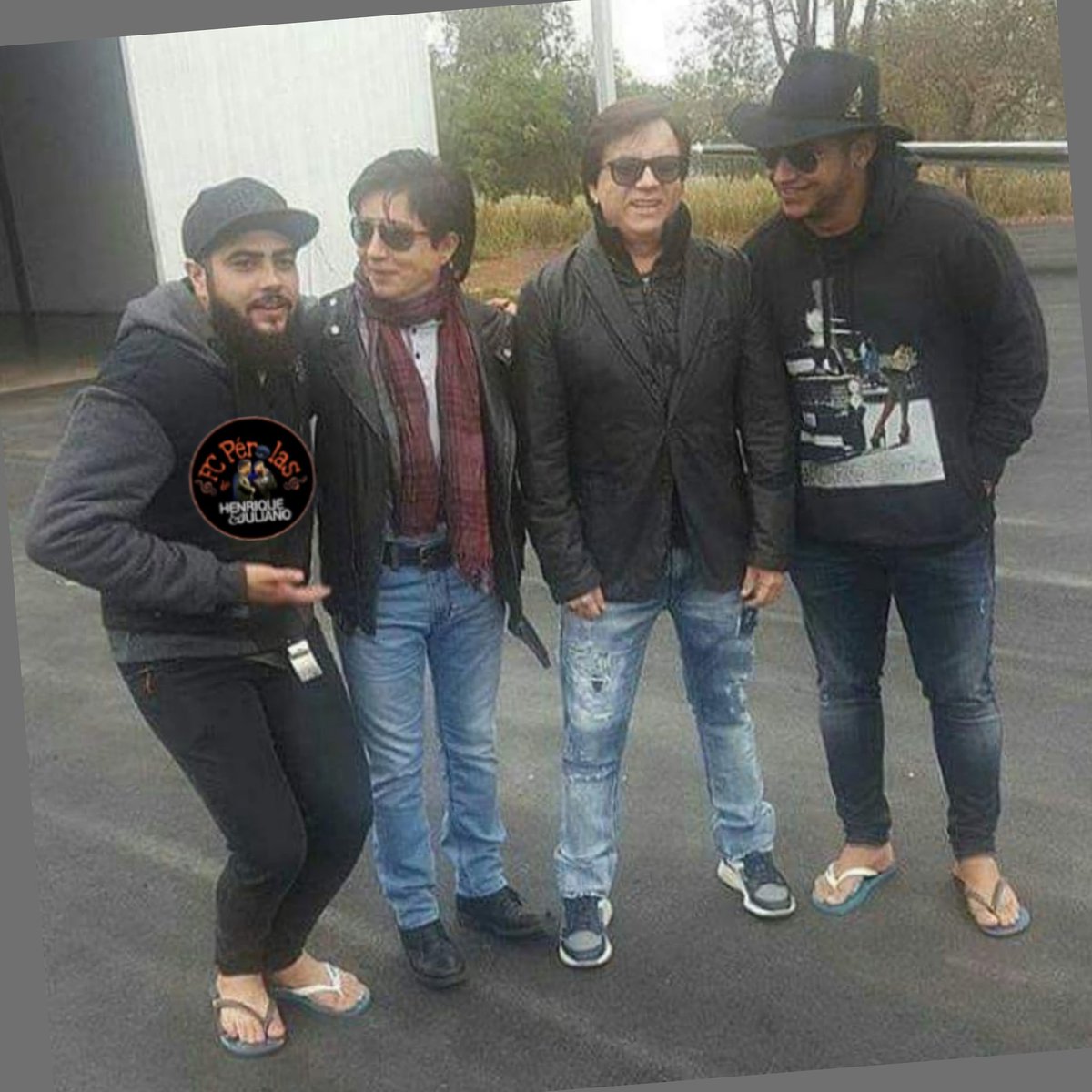 fcperolas_hej's tweet photo. #tbt de um encontro de feras da música sertaneja 😍 o melhor é os chinelos trocados e Henrique ficando da altura do Xororó 😆😆
.
.
.
@chxoficial @HeJOficial @juliano_hej #LiberdadeProvisoria #BrigaFeia #henriqueejuliano #hej #workshow #fcperolas_hej #barbudos #piloto #sertanejo https://t.co/HOBWniNezr
