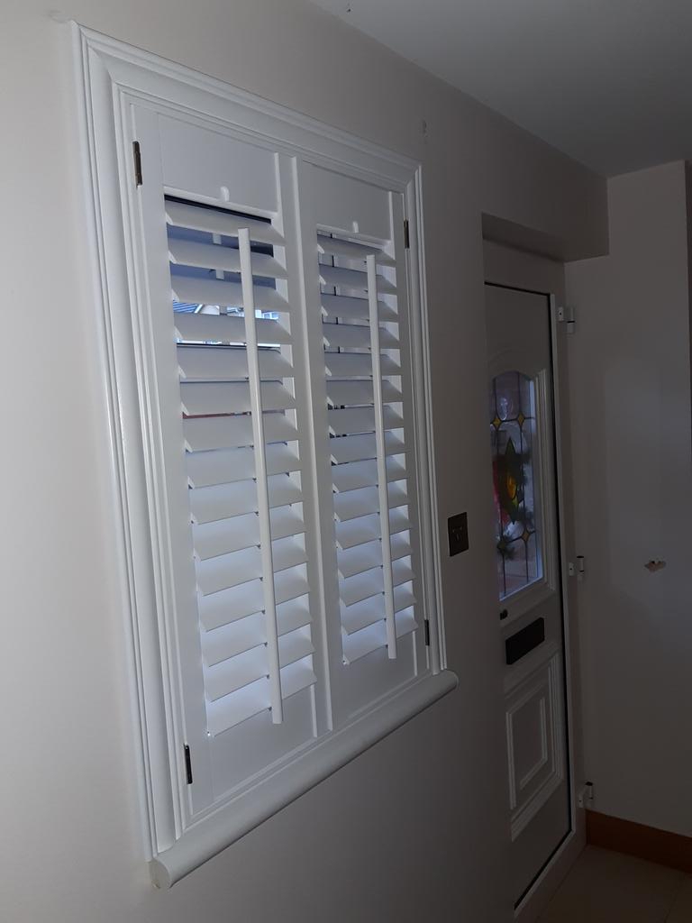 BrantryBlinds's tweet photo. Another wee 2 panel shutter fitted today.
Slat width is 64ml, colour is pure white.
Central tilt controls &amp; 3 sided crown z frame with sill plate makes this the perfect way to dress this  hall window https://t.co/jf6o9glJS8
