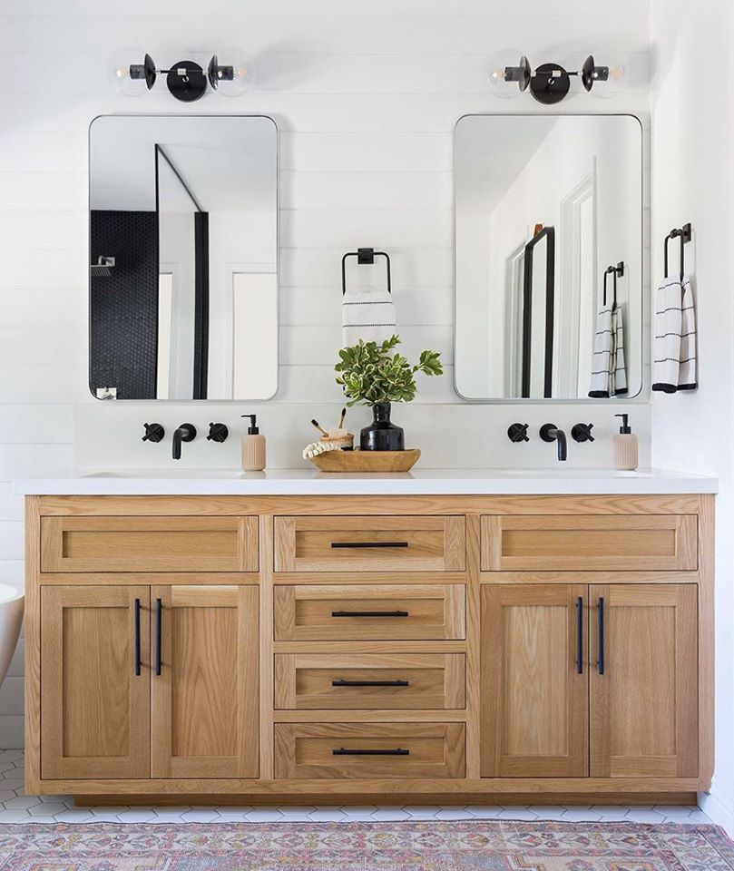 HometechC's tweet photo. “A room is not a room without natural light.” - Louis Kahn 💫⁣ Strong appreciation for the symmetry &amp; modern finishes in this bathroom. 💪🏻⁣ 
⁣
via @ruemagazine / project: @cheliushouseofdesign / photo: @amybartlam

 #bathroomdesign #bathroomremodel #designbuild  #hometech https://t.co/ePrsEIgleI