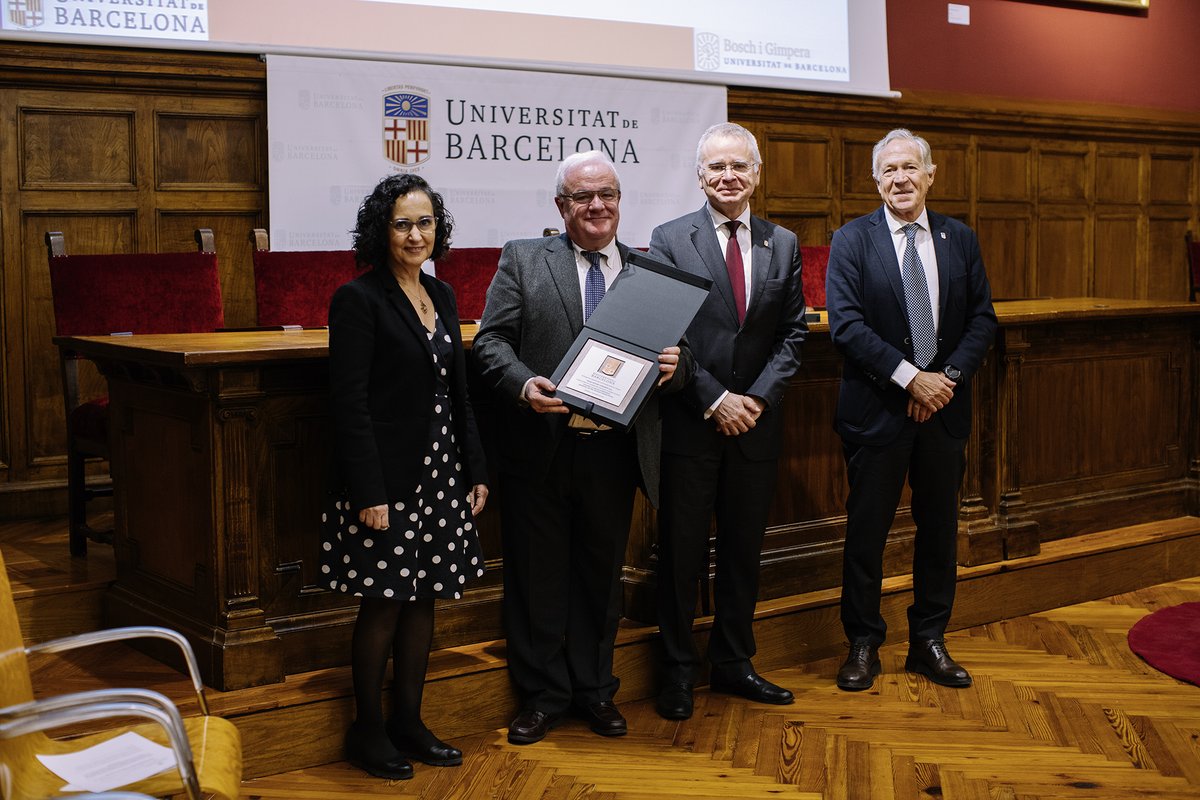 #UniBarcelona | El Premi Antoni Caparrós ha estat per al programa #RisCanvi, dissenyat pel <a href="/GEAV_UB/">GEAV</a> per prevenir els delictes violents i la violència en l’àmbit penitenciari.

👉bit.ly/36qYTjw