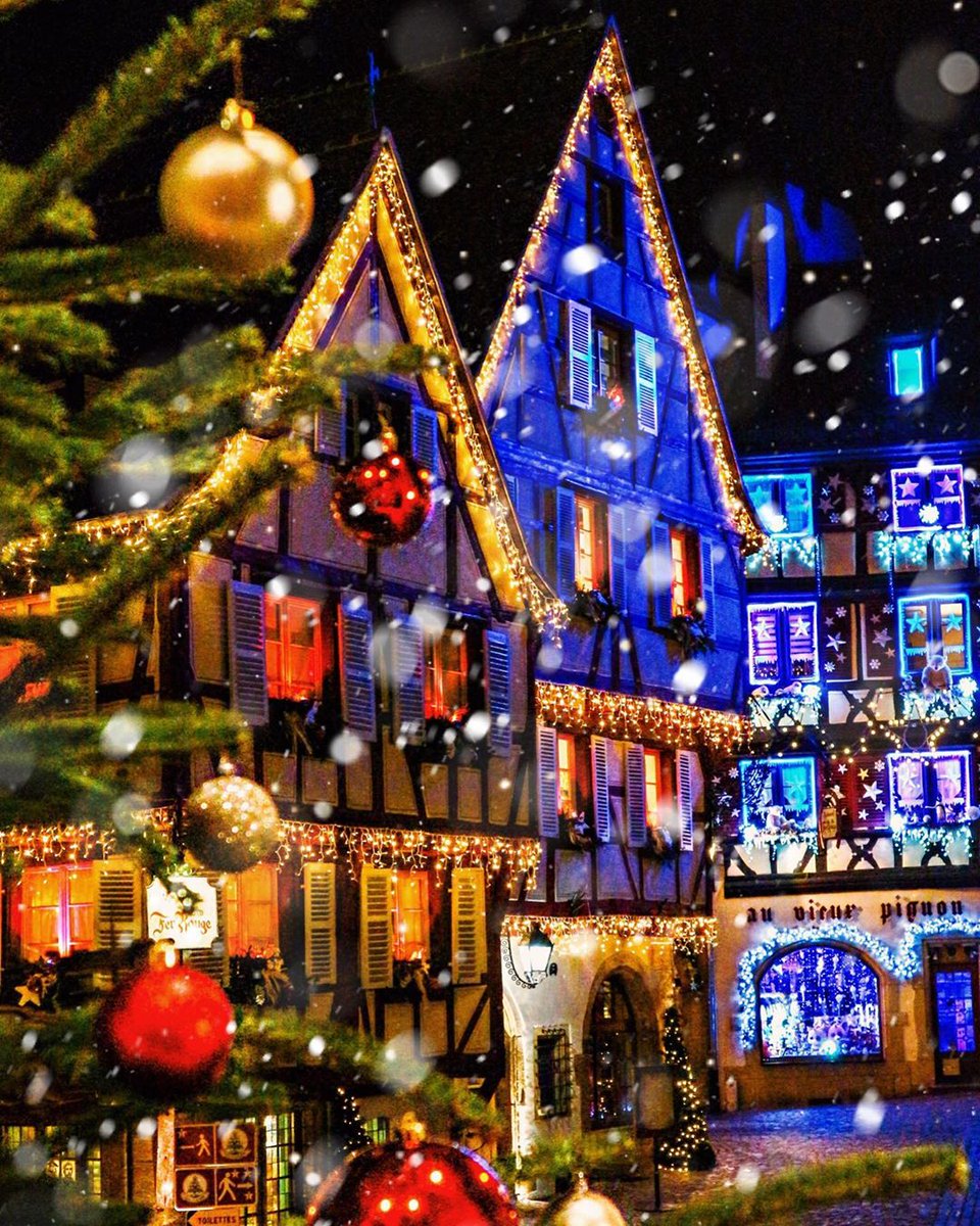 Christmastime in Alsace.  🎄 
📷: @takemyhearteverywhere
