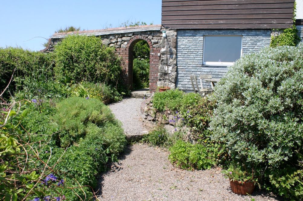 TheHolidayCots's tweet image. ⭐️Special Offer⭐️
Ding Dong Cottages are offering 15% off calendar prices for The Loft &amp;amp; Bal Cottage from January 4th to February 1st 2020.
🛏️Sleeps 1-5
theholidaycottages.co.uk/Cornwall/6414
#NewMill #Penzance #Cornwall #SpecialOffer #Discount #Cottages #VisitCornwall #LateAvailability #Travel