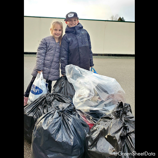 GreenSheetData's tweet photo. Involving the family in the Coats for Kids campaign - the feeling of helping someone else is amazing no matter how old you are! #TBT @LMCBureau @SurreyChristmas #Coatsforkids #havancoats4kids @HavanOfficial #bcconstruction #constructionbc #greensheet #greensheetdata #localdata https://t.co/EOtkw57KLA