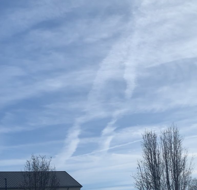 chicksopinion's tweet photo. Totally normal clouds right?!? #chemtrails #GeoEngineering I don’t remember studying crosshatch cloud patterns. #haarp #haarpclouds https://t.co/vMeWNz27sn