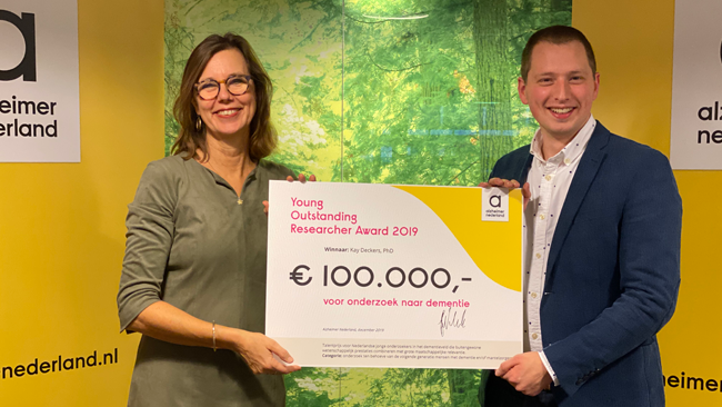 alzheimernl's tweet photo. Zojuist hebben we onze nieuwe talentprijs voor jonge dementieonderzoekers uitgereikt. En de winnaar is... dr. Kay Deckers van het Alzheimer Centrum Limburg, onderdeel van @MaastrichtUMC! 👉 https://t.co/27LFZJd4RE #YORaward #dementieonderzoek https://t.co/4ioU4jcrxr