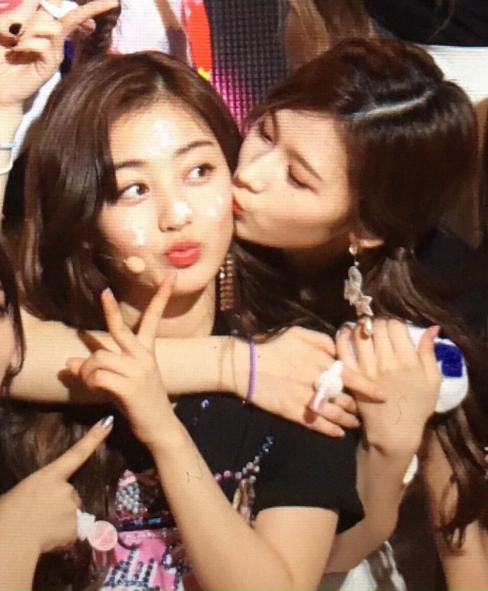 Sana made sure to give Jihyo her bday kiss in their group pic