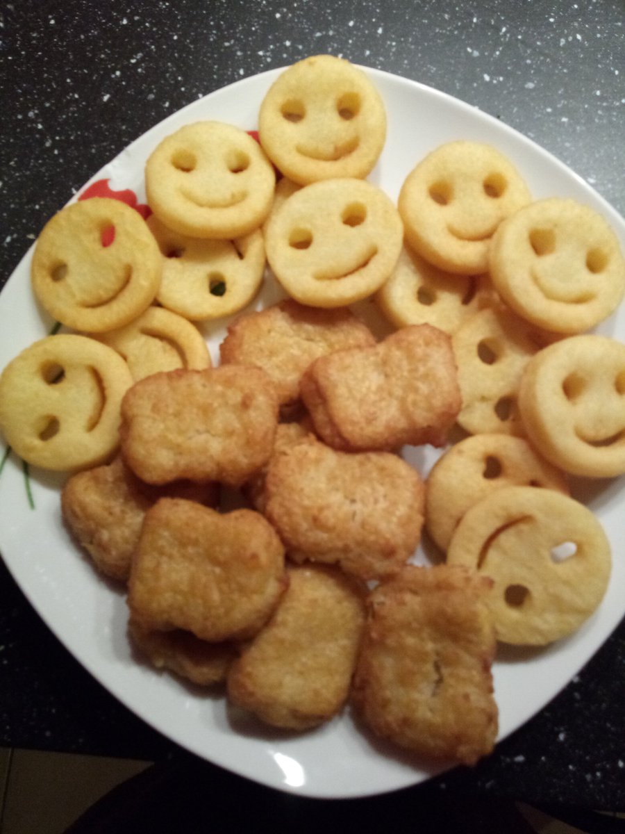 NisaLectures's tweet photo. Le repas des enfants ?
Non, juste celui de l'ado 😲
#appetitdogre #cadeborde https://t.co/ggqbmkR2rc