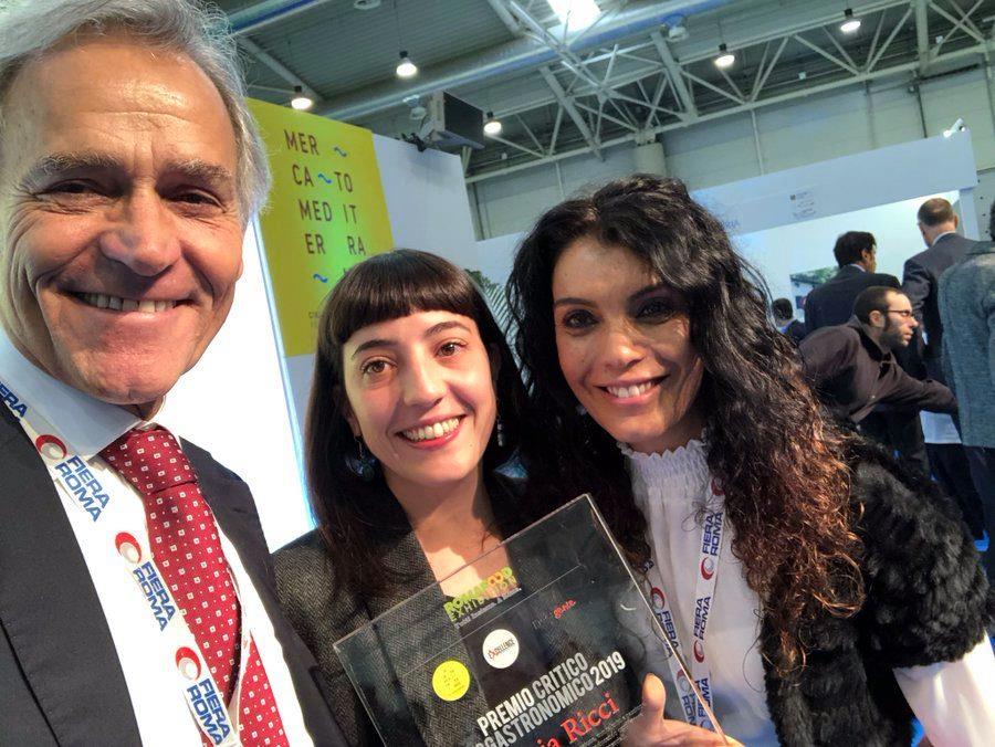 MercatoMediter's tweet photo. #MercatoMediterraneo da ricordare
Sonia Ricci, giovane giornalista di la Repubblica, si è aggiudicata il premio come miglior critico gastronomico del 2019, conferito per la prima volta da Excellence e Fiera di Roma durante #RomaFoodExibition, all’interno di Mercato Mediterraneo. https://t.co/1v531Ia35u