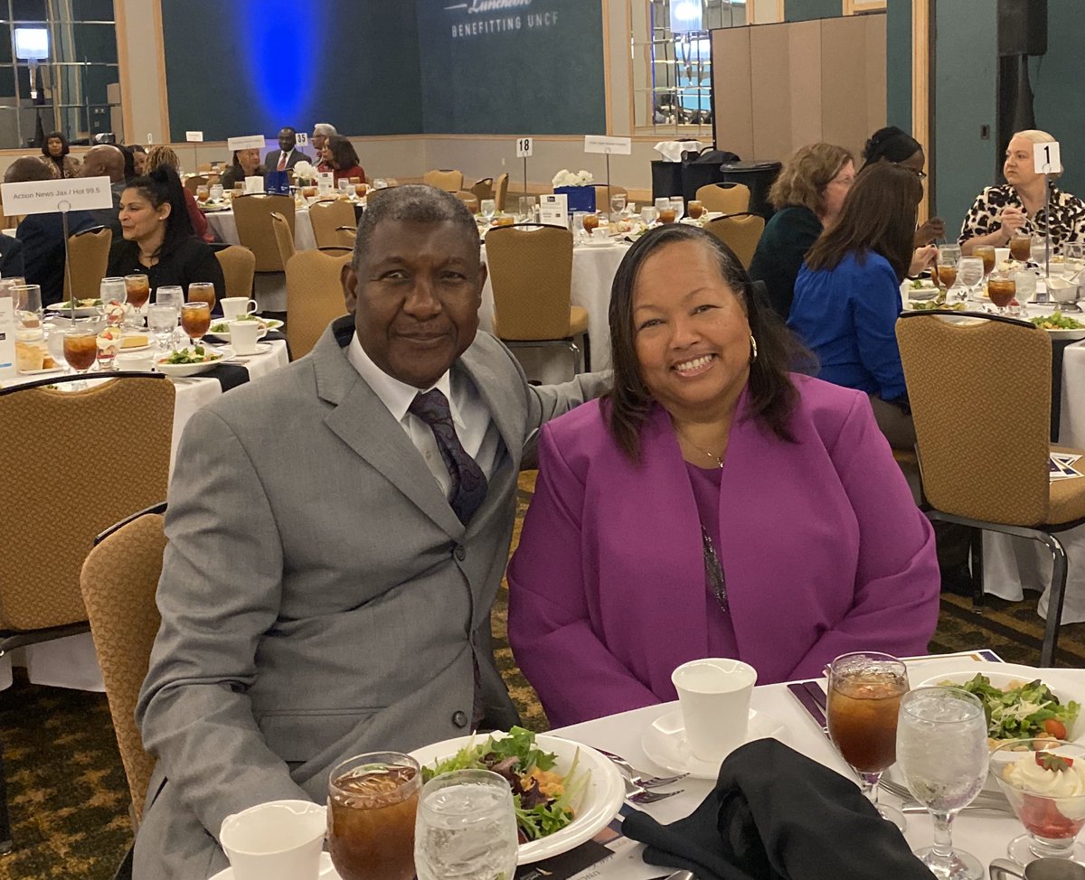 PaulaLBWCATT's tweet photo. AT&amp;T JACKSONVILLE SUPPORTS UNCF!  #UNCFJAX. #AT&amp;TUNCF. https://t.co/CWEl7z7Fj1