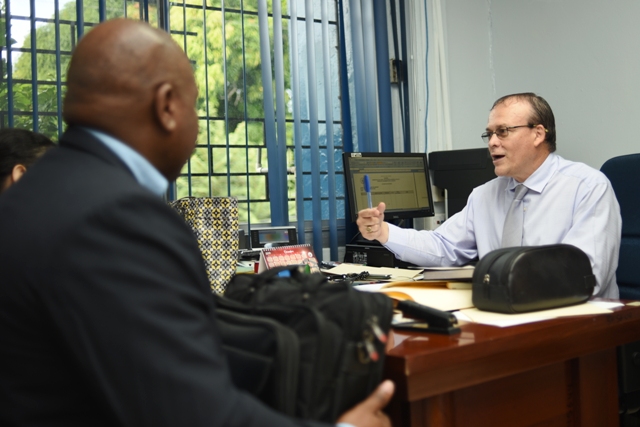 Equipo de Salud y Seguridad Ocupacional a nivel nacional, visita la Policlínica de #SanCarlos con la finalidad de explicar los objetivos de la actual administración en cuanto a la salud de los trabajadores.