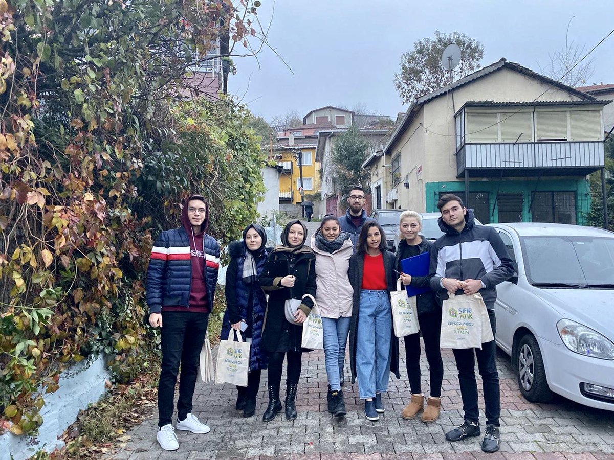 Beykoz_Bld's tweet photo. Medipol Üniversitesi Çevre Kulübü ile güçlerimizi birleştirdik.💪

Çevre Gönüllüleri, Beykoz için, geleceğimiz için çalışıyor.

Çevre bilinci oluşturmak ve geri dönüşüm projelerimizin tanıtımı için sahadayız.🌿🌾♻ 

#beykozçokgüzel https://t.co/qdvZeBeXYN
