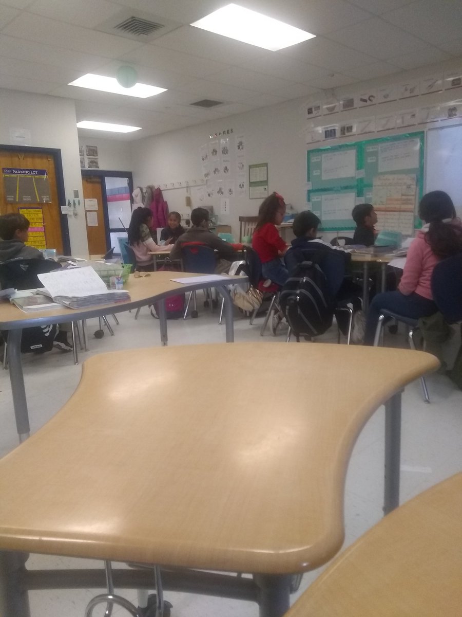 LBarrientod's tweet photo. Students analyzing a story #whw https://t.co/sAFj1bLHiv