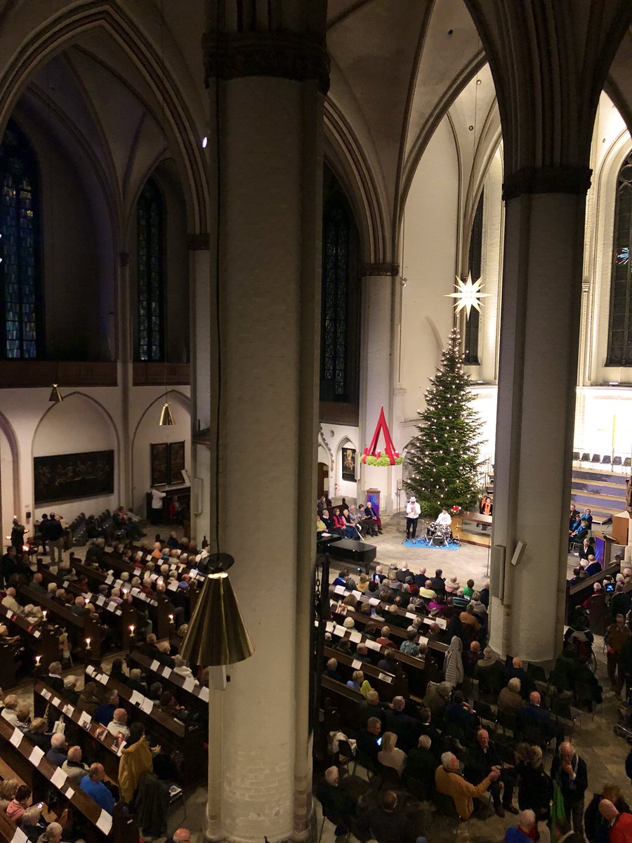 Wenn <a href="/FeuerwehrHH/">FEUERWEHR HAMBURG</a> mal eben eine ganze Kirche mit ehemaligen Kolleginnen + Kollegen füllt, ist #HamburgimAdvent.🎄Diese enge Verbundenheit innerhalb der Feuerwehrfamilie ist immer wieder eindrucksvoll u. zeugt von einem Zusammenhalt, der beispielhaft für uns alle ist. Großartig!