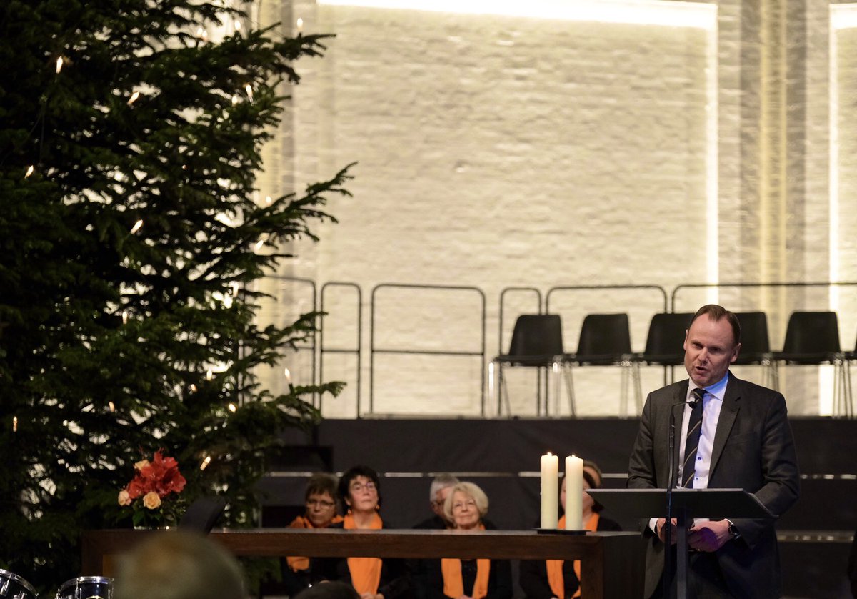 AndyGrote's tweet photo. Wenn @FeuerwehrHH mal eben eine ganze Kirche mit ehemaligen Kolleginnen + Kollegen füllt, ist #HamburgimAdvent.🎄Diese enge Verbundenheit innerhalb der Feuerwehrfamilie ist immer wieder eindrucksvoll u. zeugt von einem Zusammenhalt, der beispielhaft für uns alle ist. Großartig! https://t.co/wiKtig1OO4