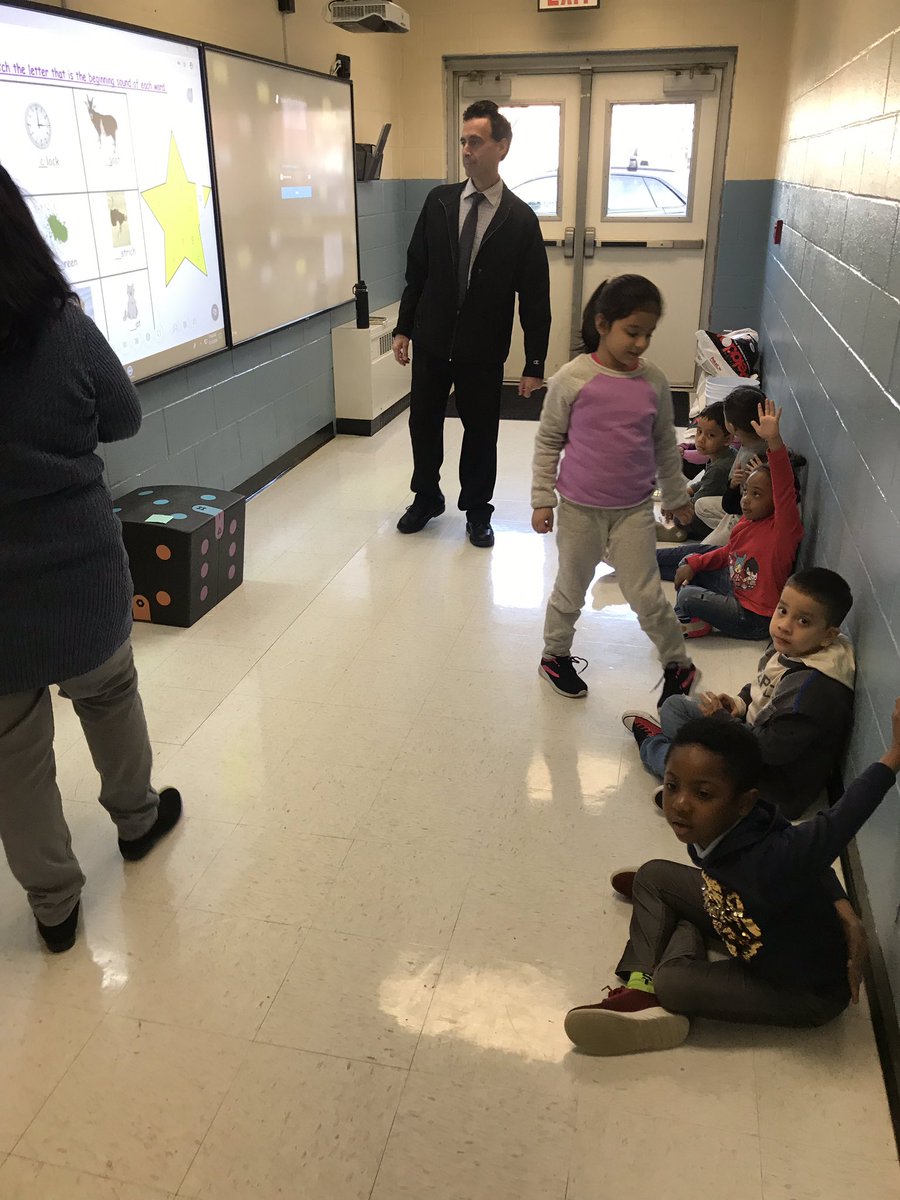 ValleyStreamBAS's tweet photo. The boys and girls in kindergarten work on letter sounds and word recognition with our #i3learnhub. Thank you Mrs. Walbrecht and Mr. Milano. #lookfortheawesome https://t.co/Od2SC8d4AY
