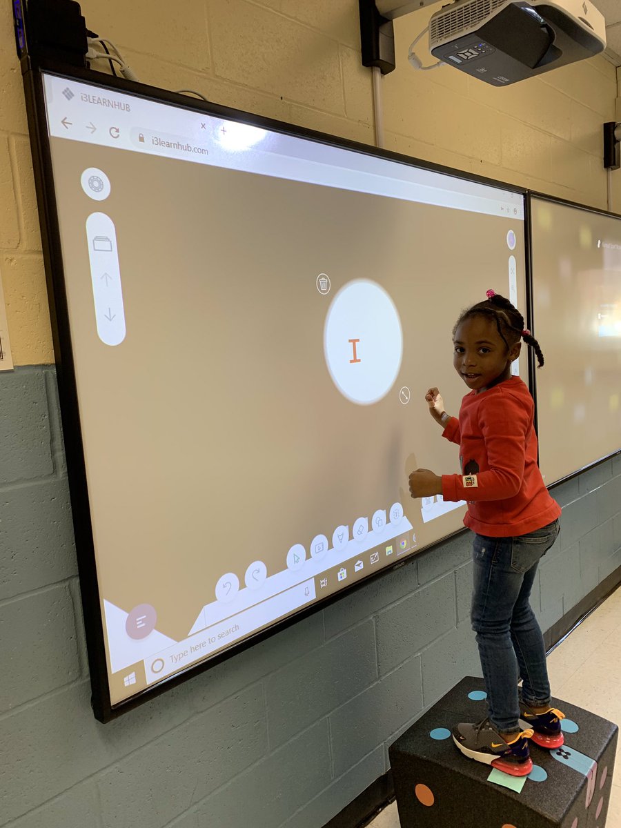 ValleyStreamBAS's tweet photo. The boys and girls in kindergarten work on letter sounds and word recognition with our #i3learnhub. Thank you Mrs. Walbrecht and Mr. Milano. #lookfortheawesome https://t.co/Od2SC8d4AY