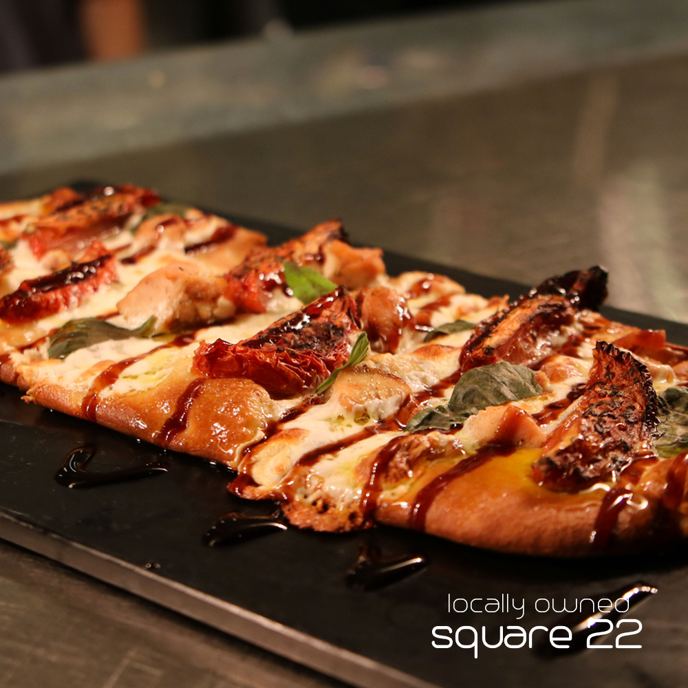 TheSquare22's tweet photo. There is nothing FLAT about our Chicken Caprese Flatbread! 
.
Herb roasted roma tomatoes, fresh mozzarella, basil, balsamic reduction
.
#strongsvilleohio #cleveland #whycle #eatlocalohio #thisiscle https://t.co/zIIwL0Vb1K