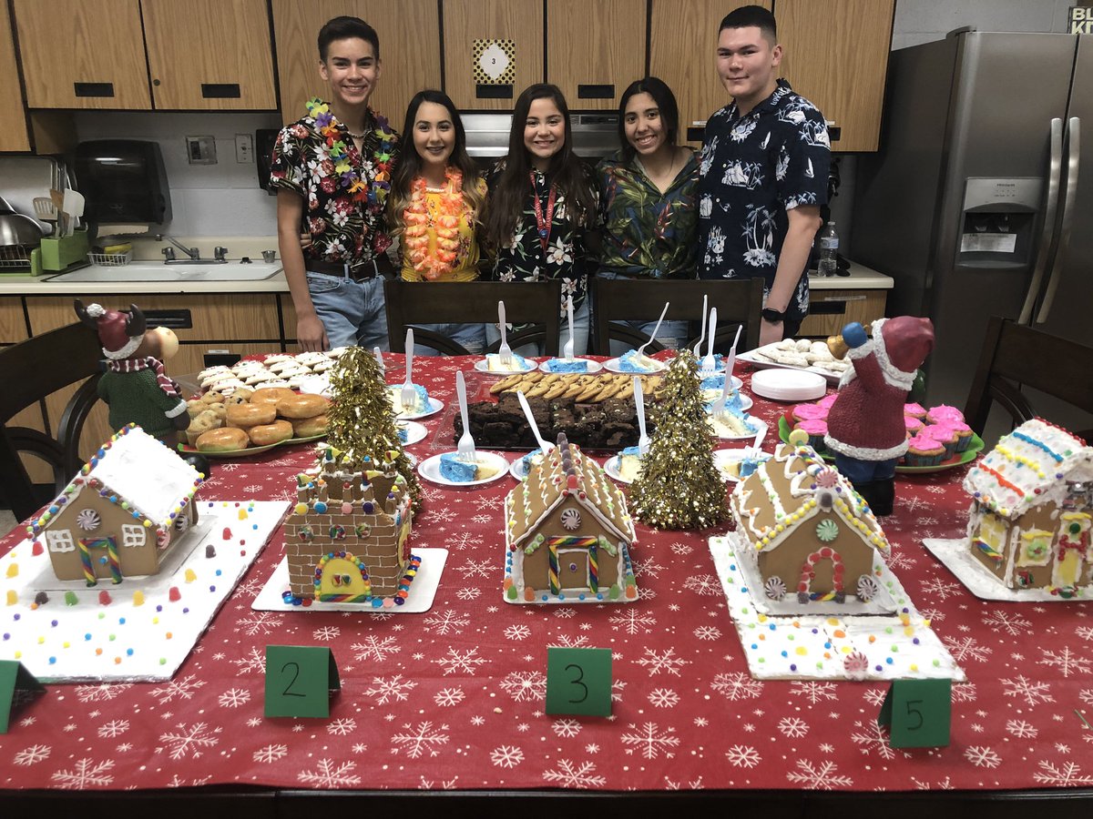 HanksStuCo's tweet photo. Some hot coffee and delicious treats are always a favorite especially on a foggy day like today.  

Thanks to all who provided feedback to our @hanksfashion_ cupcake battle participants. 

#YouCupOurJoe. #hawaiianvacation 
#cupcakebattle https://t.co/8fsFdyx7aK