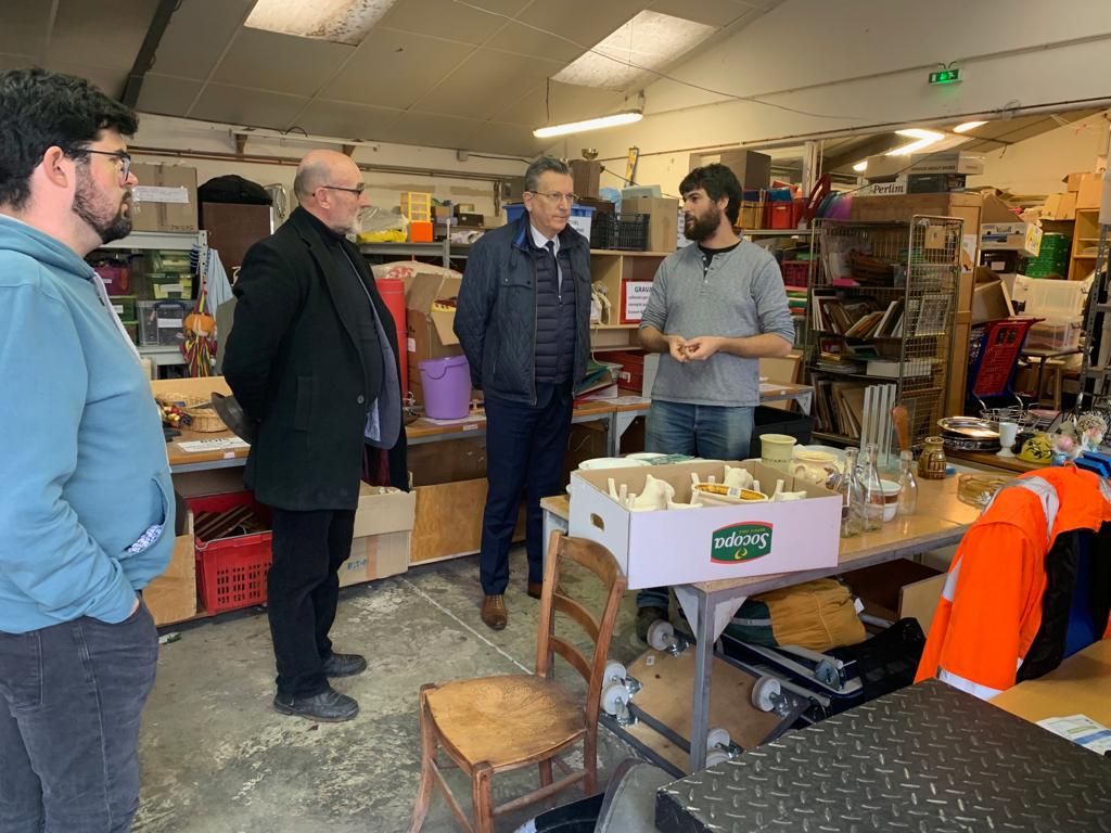 Merci au député <a href="/michelfanget/">michelfanget</a> d'avoir répondu à l'invitation de la Ressourcerie du Pays d'Issoire. Nous avons échangé sur les propositions du Réseau des <a href="/Ressourcerie/">Réseau National des Ressourceries et Recycleries</a> pour moins de déchets et plus d'emplois dans le cadre de la #LoiAntigaspillage #EconomieCirculaire