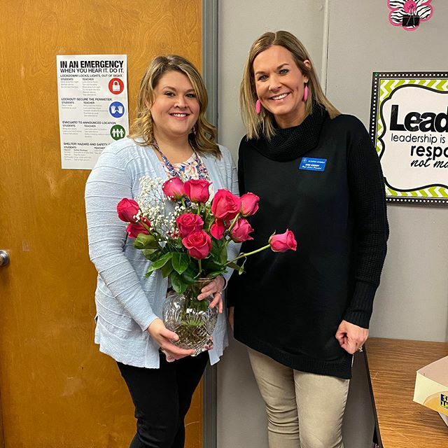 Glenpool_HS's tweet photo. Congratulations KENZIE ROYCE - she is GHS teacher of the year. We all 💙 Mrs. Royce. Stop by her room &amp; give her 🙌🙌🙌 #glenpoolhs https://t.co/RXKELx9FAS https://t.co/QDbly7E434