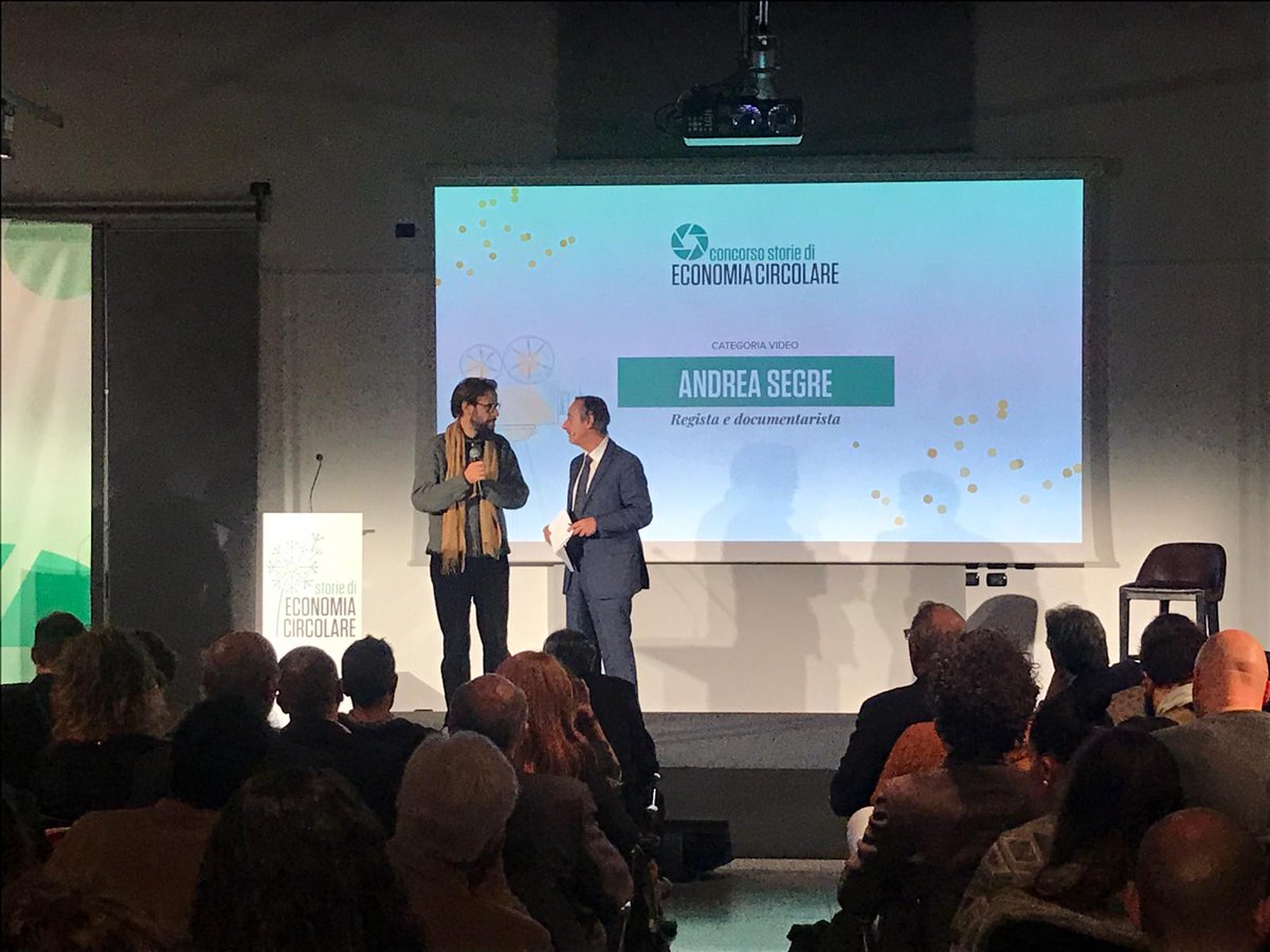 EcoCircolareCom's tweet photo. Ancora un'istantanea dalla serata di premiazione del nostro Concorso di #EconomiaCircolare con Andrea Segre, giurato per la categoria video.

#StoriediEC https://t.co/ie5MAXQ09P