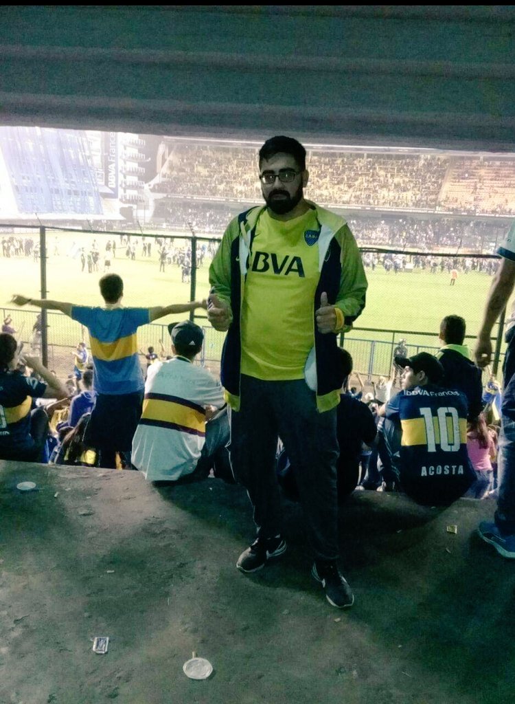 HarryXeneize's tweet photo. @BocaJrsOficial Nosotros bajamos de la tribuna y festejamos en el campo de juego⚽!!! #FelizDiaHincha💙💛💙✌🏼👓 https://t.co/IZqOZaPRbh