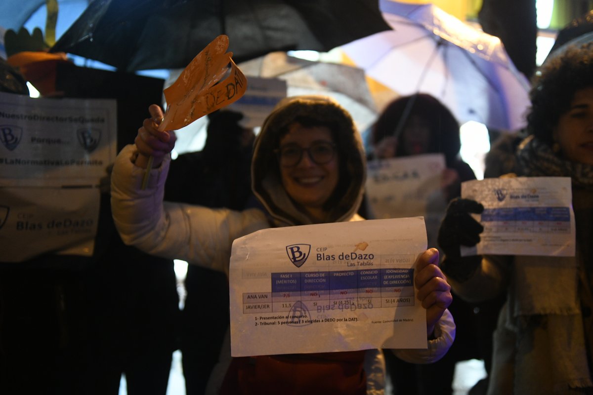 ElSaltoMadrid's tweet photo. Familias del colegio Blas de Lezo se concentran frente a la sede del PP en la calle Génova para denunciar el "dedazo" que cambió la dirección del centro.

@Laura_cruzd contó el caso aquí

https://t.co/55BNmolGNm

Fotos de @AlvaroMin https://t.co/pAZa4wjLcM
