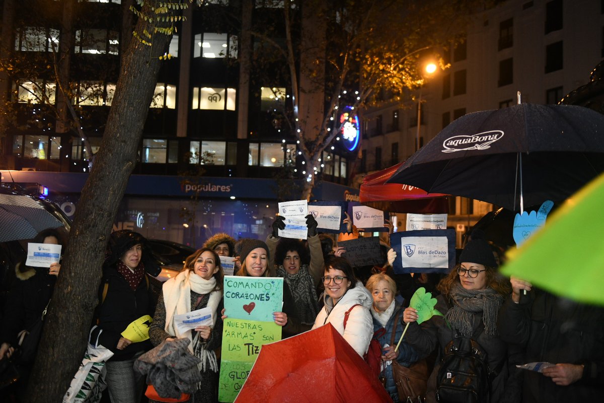 ElSaltoMadrid's tweet photo. Familias del colegio Blas de Lezo se concentran frente a la sede del PP en la calle Génova para denunciar el "dedazo" que cambió la dirección del centro.

@Laura_cruzd contó el caso aquí

https://t.co/55BNmolGNm

Fotos de @AlvaroMin https://t.co/pAZa4wjLcM