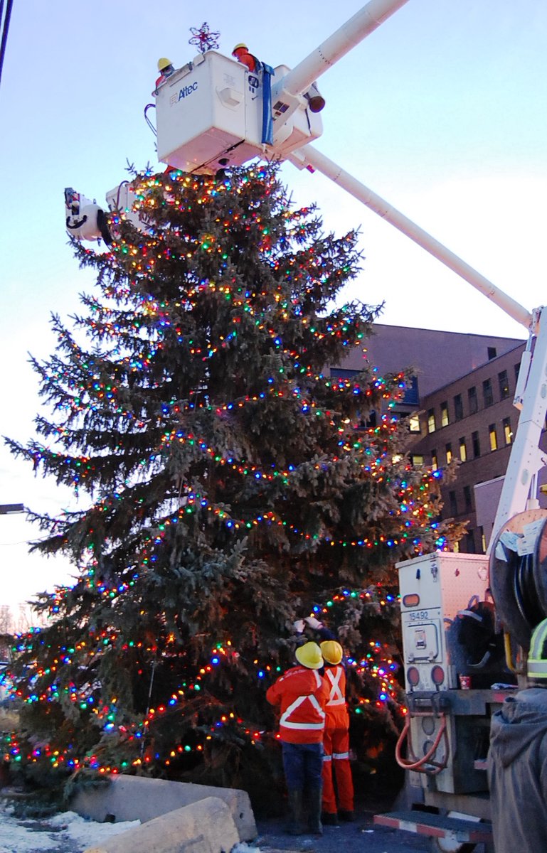nspowerinc's tweet photo. Sometimes it takes a little extra help to reach the top of the Christmas tree—or in this case, a bucket truck! Thanks to our crews in New Glasgow who volunteered their time to light up the Aberdeen Hospital’s tree. #makingdaysbright https://t.co/NzORBo6UnW
