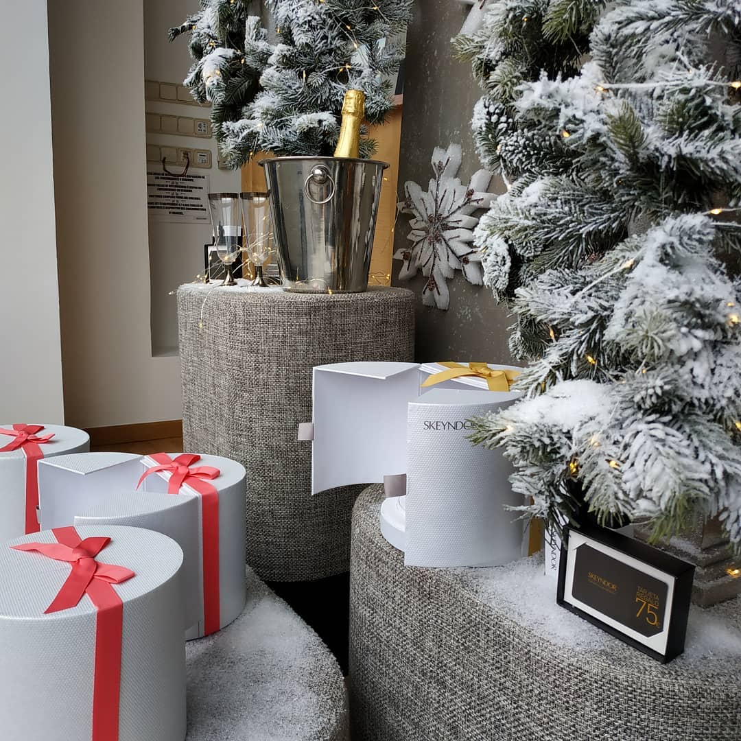 ¡Nos encanta ver cómo adornáis vuestros escaparates para la Navidad con productos <a href="/skeyndor/">Skeyndor</a>! Usad el hashtag #escaparateSkeyndor para que podamos seguiros la pista y hacer algún repost de los más inspiradores. 🎁🎄