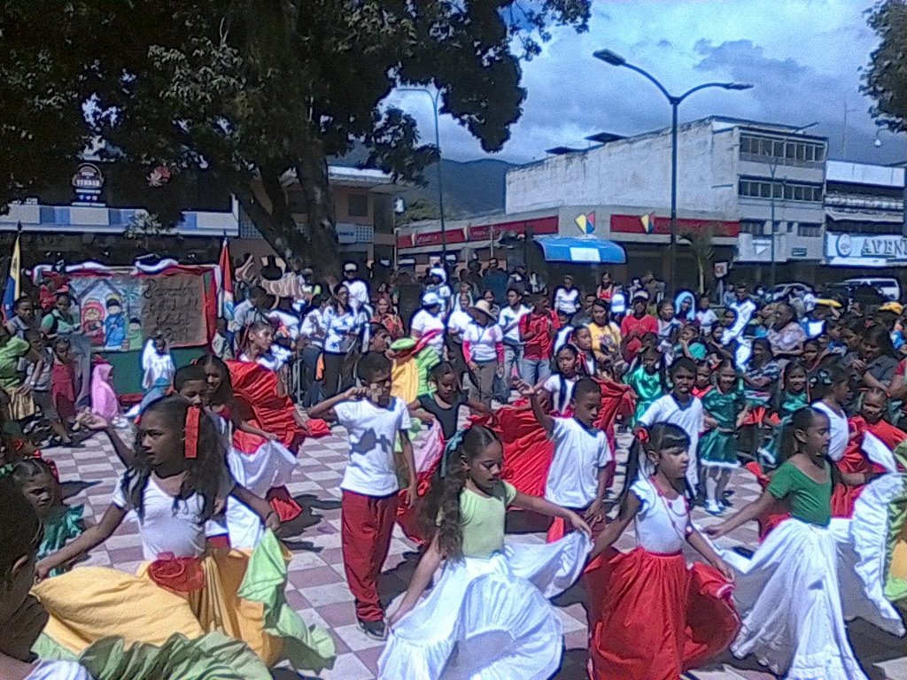 #EsNoticiaEnYaracuy  Con la alegría de cientos de niño  la 5ta av del Mcpio San Felipe dio inicio al I encuentro de parrandón estudiantil Estadal 2019 #NavidadesFelices #PatriaIndetenible
