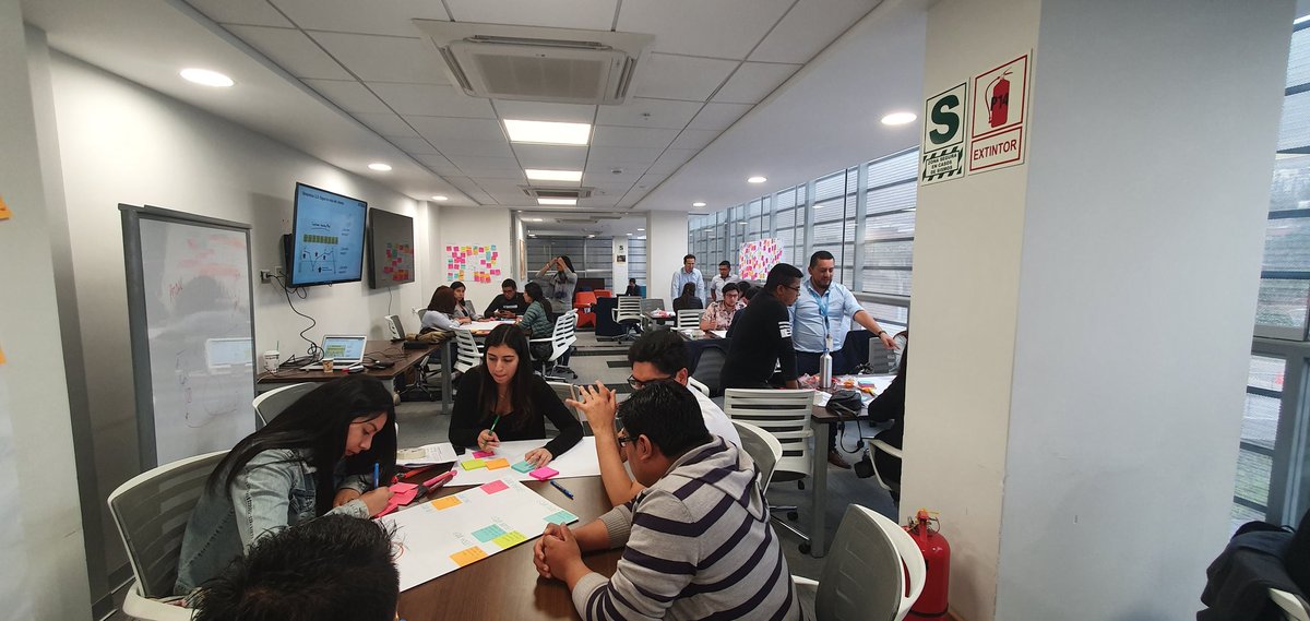 eduardobegazo's tweet photo. Nuestros colabs elaborando el #journeymap del #CX en sesión de #designthinking para el #ideationday gracias #Uesan @LAMSAC_oficial @VINCIConcess @VINCI https://t.co/ctuau6l3Xt