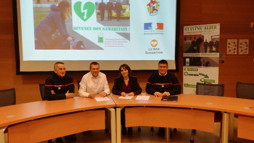 Prefet18's tweet photo. Convention entre @BonSamaritainFr et @SDIS_18
En cas d'arrêt cardiaque signalé par @SDIS_18 l'application localise les #BonSamaritain formés aux 1ers secours et à l’usage du défibrillateur à proximité et les alertent. Le volontaire répond et les services d'urgence sont avertis. https://t.co/K7oKwCaBoa