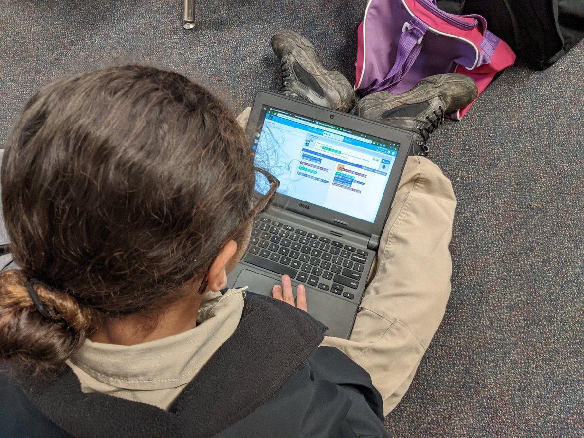 CMIPerris's tweet photo. Middle School students participating in #hourofcode #csedweek #csforgood #puhsdcodes https://t.co/ISLmatg1wC