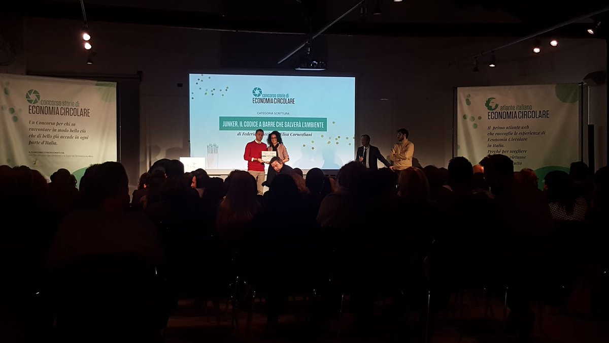 EcoCircolareCom's tweet photo. "Junker, il codice a barre che salverà l'ambiente" di Elisa Cornegliani e Federico Baccini si aggiudica il premio Scrittura! ✒ 

#StorieDiEC #EconomiaCircolare https://t.co/nqto7hSr6F
